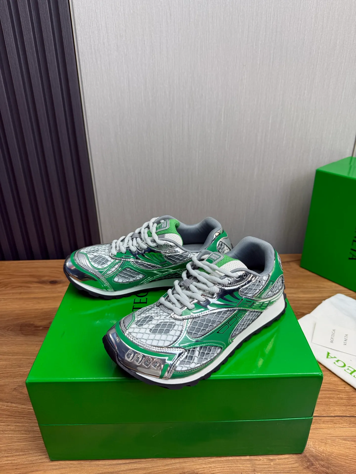 Men's men's shoes 💰620💰 BV top version 𝘽𝙊𝙏𝙏𝙀𝙂𝘼 𝙑𝙀𝙉𝙀𝙏𝘼 Orbit sneakers Wang Yibo same style couple style dad shoes 🩷💚 Runner sneakers, made of lightweight technical mesh fabric. Features a geometric patterned rubber outsole. Pay attention to the package craftsmanship ❕ High version shipping ❗️ Very nice, durable to play with and durable to make ✔️ Standard version 💯💯 The outsole is made of color-blocked TPU outsole. Women’s model 35-41 (40 41 customized) Men’s model 39-46 (45.46 customized) Equipped with original packaging